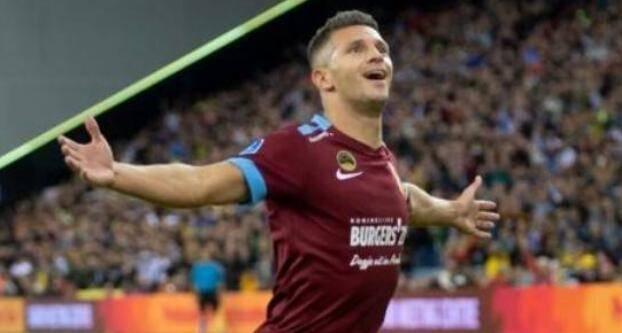 他都显得更 他都显得更